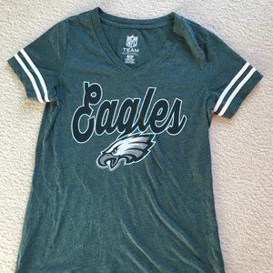Green V-neck Philadelphia Eagles t-shirt in Size Medium